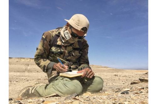 En pleno trabajo de campo en el desierto. Foto: Aldo Benites-Palomino