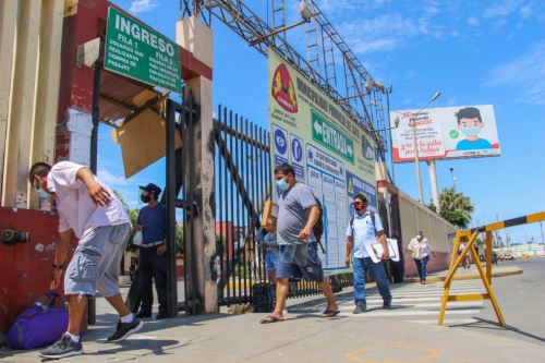 Desde tempranas horas, decenas de pasajeros llegaron hasta el terrapuerto chimbotano.