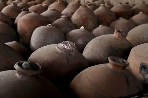 Botijas usadas para el traslado del aguardiente de pisco.