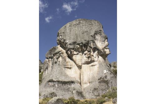 El Monumento de la Humanidad es el símbolo de Marcahuasi; mide aproximadamente 25 metros de alto.