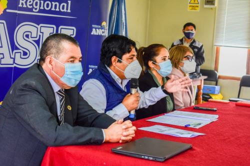 El gobernador de Áncash, Henry Borja Cruzado, ofreció conferencia de prensa con funcionarios regionales de Salud y Educación.