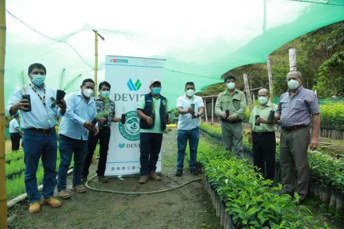 El presidente ejecutivo de Devida, Fidel Pintado, visitó el vivero frutícola en el caserío de Pista Loly.