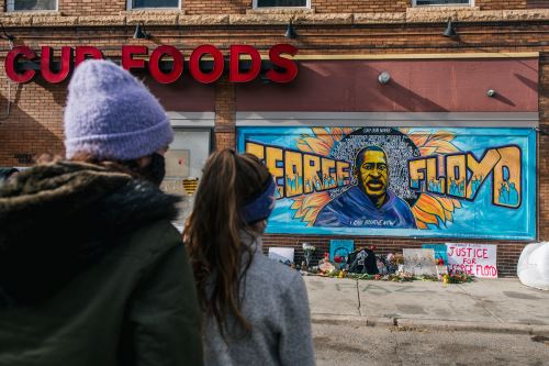 La gente se reúne en la intersección de 38th Street y Chicago Avenue, para celebrar el veredicto de culpabilidad de Chauvin.