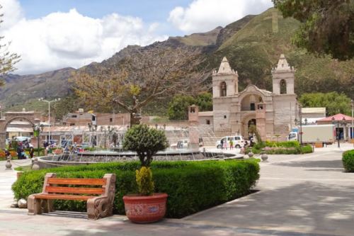 Plaza de Armas de Caylloma, región Arequipa.