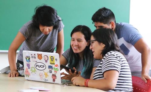 Daniela lidera el proyecto virtual Atrévete a Leer. Daniela lidera el proyecto virtual Atrévete a Leer.