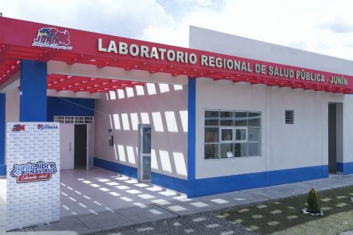 Personal del Laboratorio de Biología Molecular de Pilcomayo se encarga cada mes del recojo de muestras y envíos al INS.