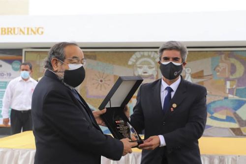 El ministro de Cultura, Alejandro Neyra, entregó una placa recordatoria al descubridor del jerarca moche, Walter Alva.