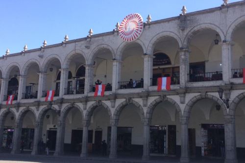 La plaza de Armas de la ciudad de Arequipa luce decorada con motivos patrios.