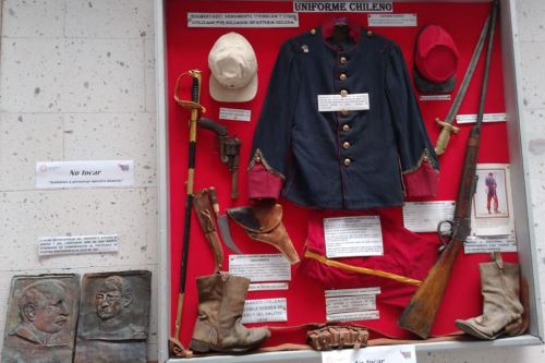 En la exposición se exhiben fusiles, revólveres, bayonetas, uniformes usados por los soldados peruanos y chilenos; así como herramientas usadas en la época, documentos inéditos y otras reliquias.