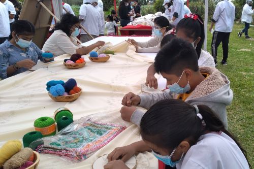 Un grupo de 32 talentosos niños y niñas de entre 7 y 14 años se encargan de bordar a mano este mantel gigante.