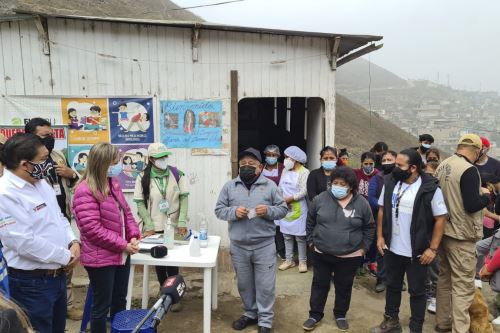 Las autoridades se reunieron con las dirigentes de la olla común Quebrada Alta de Paraíso.