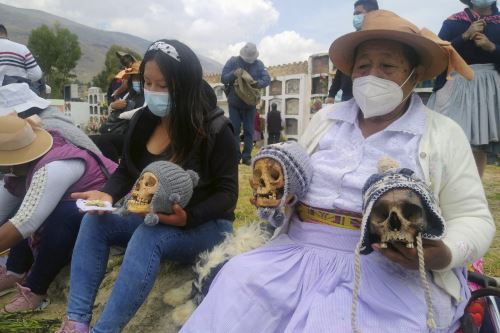 Pobladores llevaron calaveras de sus seres queridos para que sean bendecidas en tradicional ritual.