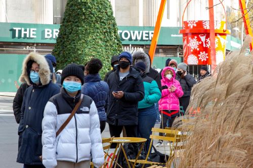 Personas hacen fila para tomar una prueba de covid-19 en Albee Square en Nueva York (EE. UU.).