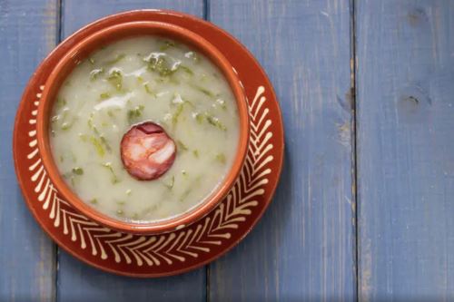 El caldo verde de Portugal es una sopa rústica que combina verdurasen rodajas finas con papas y cebollas.
