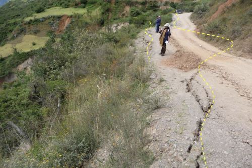 Agrietamiento en la plataforma de la carretera afirmada, vía de acceso a los pueblos de la provincia de Pataz.