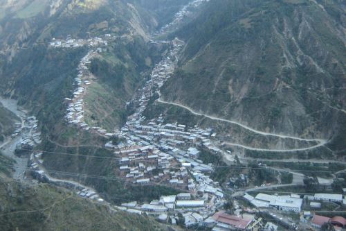Retamas es una zona minera con asentamientos poblacionales precarios e inadecuados, tanto en el cauce de la quebrada como en las laderas de los cerros.