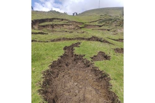 Agrietamientos en la tierra por lluvias y posible falla geológica.