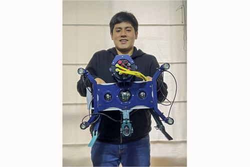 Daniel es un apasionado por la investigación y la enseñanza como el uso de la robótica con fines educativos.