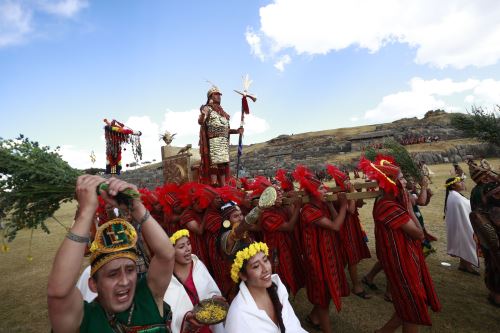 El Inti Raymi se desarrolla en sus tres escenarios habituales: templo Qorikancha, plaza de Armas y Sacsayhuamán.