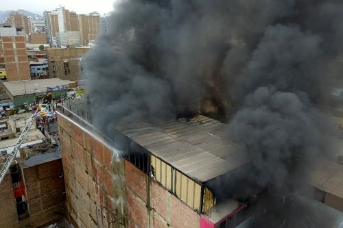 Incendio en La Victoria está fuera de control