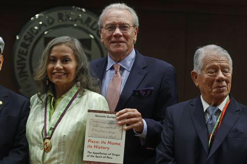 El embajador Gonzalo Gutiérrez y su libro 'Pisco, its Name, its History' junto a la enóloga y catadora Lyris Monasterio y el historiador Lorenzo Huertas.