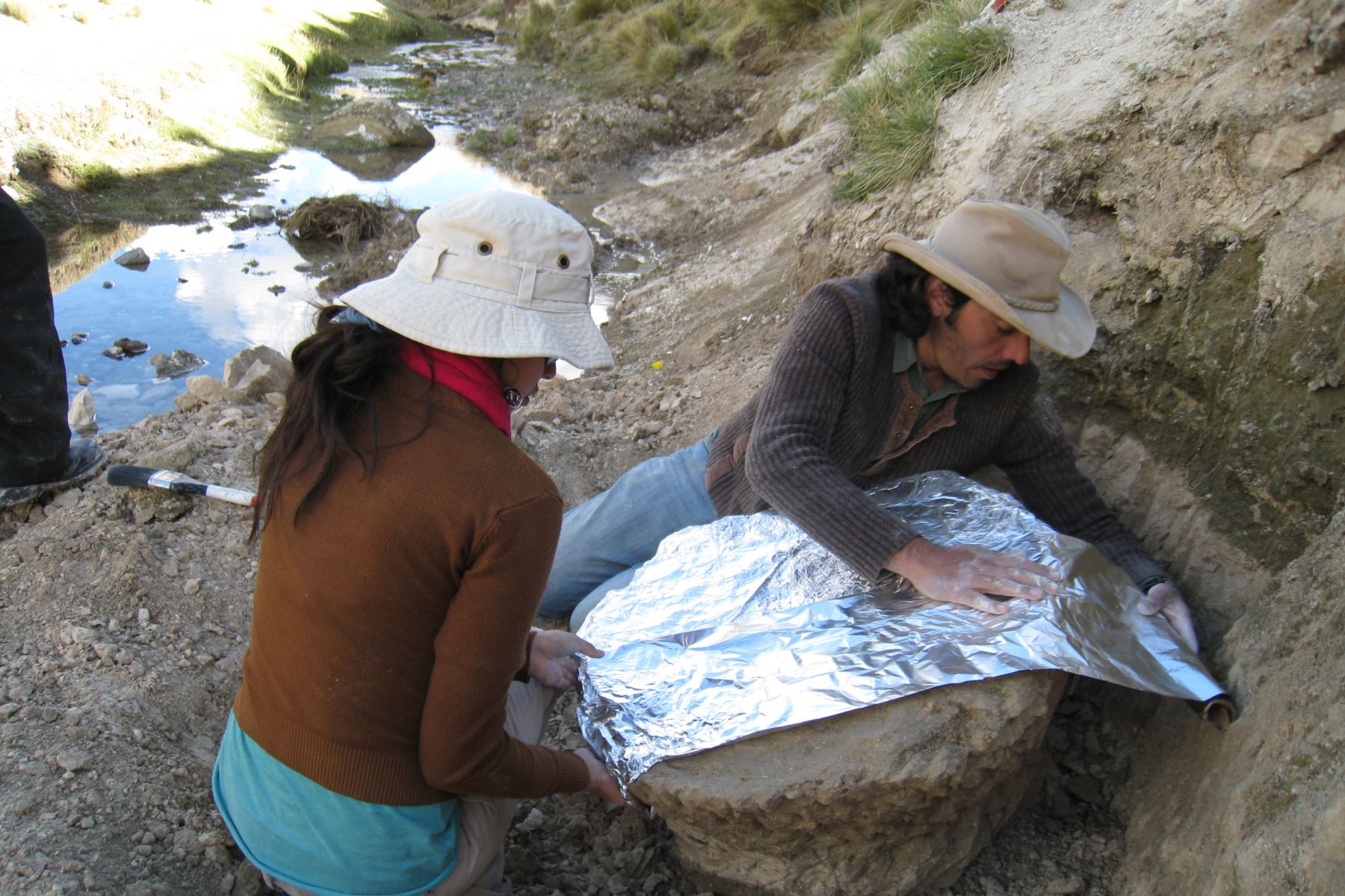 Colecta de fósil de gliptodonte en Yauri, provincia de Espinar, Cusco.