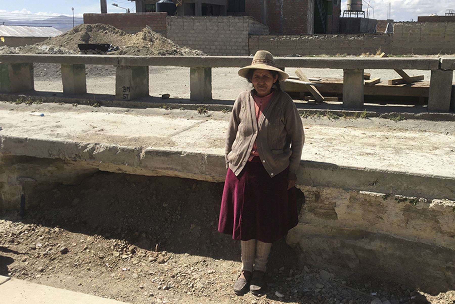 Cada que se hace una excavación en Yauri, Espinar, aparece un fósil. En la foto, una pobladora junto a zona donde se halló fósil de perezoso.