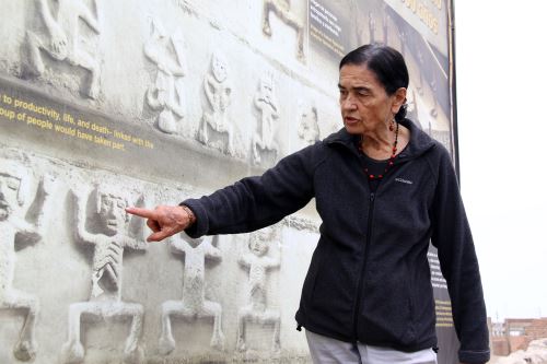 Ruth Shady muestra los frisos descubiertos en Vichama, que exhiben representaciones de lo que significó el cambio climático.