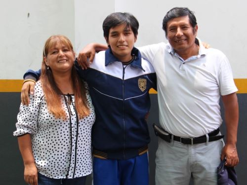  <em>Alejandro y sus padres</em>    