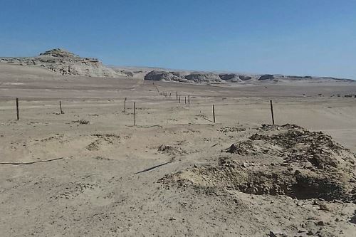 Cada vez hay más estacas, alambres con púas y palos que delimitan espacios en el extenso desierto de Ocucaje, región Ica. Foto: Municipalidad de Ocucaje.