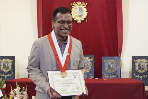 La Decana de América le otorgó la distinción 'Sanmarquinos destacados 2024' en reconocimiento a su trayectoria profesional que enaltece su condición de egresado de San Marcos.