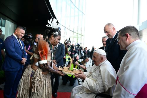 Francisco recibe un regalo durante su visita a Port Moresby, Papúa Nueva Guinea. Foto: AFP.