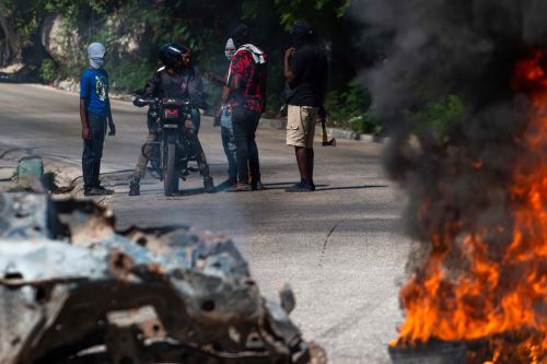 Disturbios en la calle en Petion-Ville, un suburbio de Puerto Príncipe, Haití. Foto: AFP.