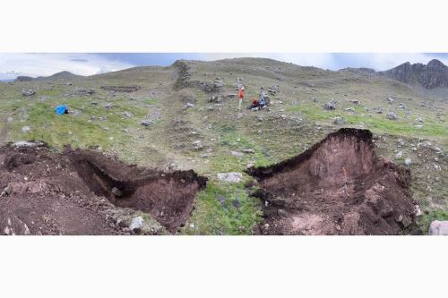 Falla identificada cerca del templo Wiracocha, en el parque arqueológico de Raqchi, donde se desarrollan estudios de paleosismología. Foto: Cortesía Andy Combey.