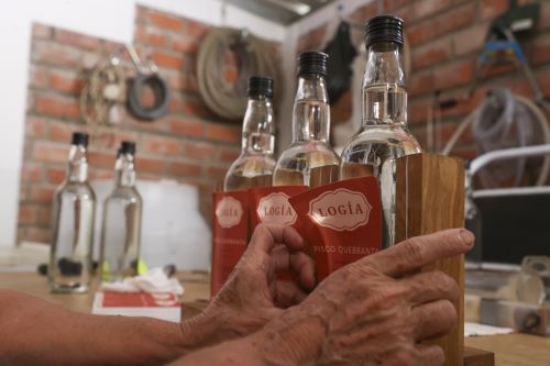 Etiquetado artesanal de las botellas de pisco del fundo de Natalina Gordillo y su esposo, Alberto Sommaruga. Etiquetado artesanal de las botellas de pisco del fundo de Natalina Gordillo y su esposo, Alberto Sommaruga.