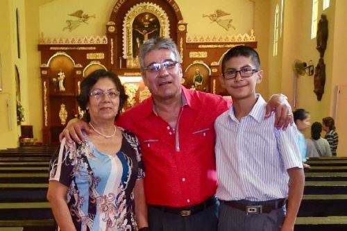 El exacólito del ahora papa León XIV David Santos con sus abuelos. El exacólito del ahora papa León XIV David Santos con sus abuelos.