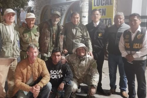 El paleontólogo Mario Urbina y su equipo con policías de Nasca.