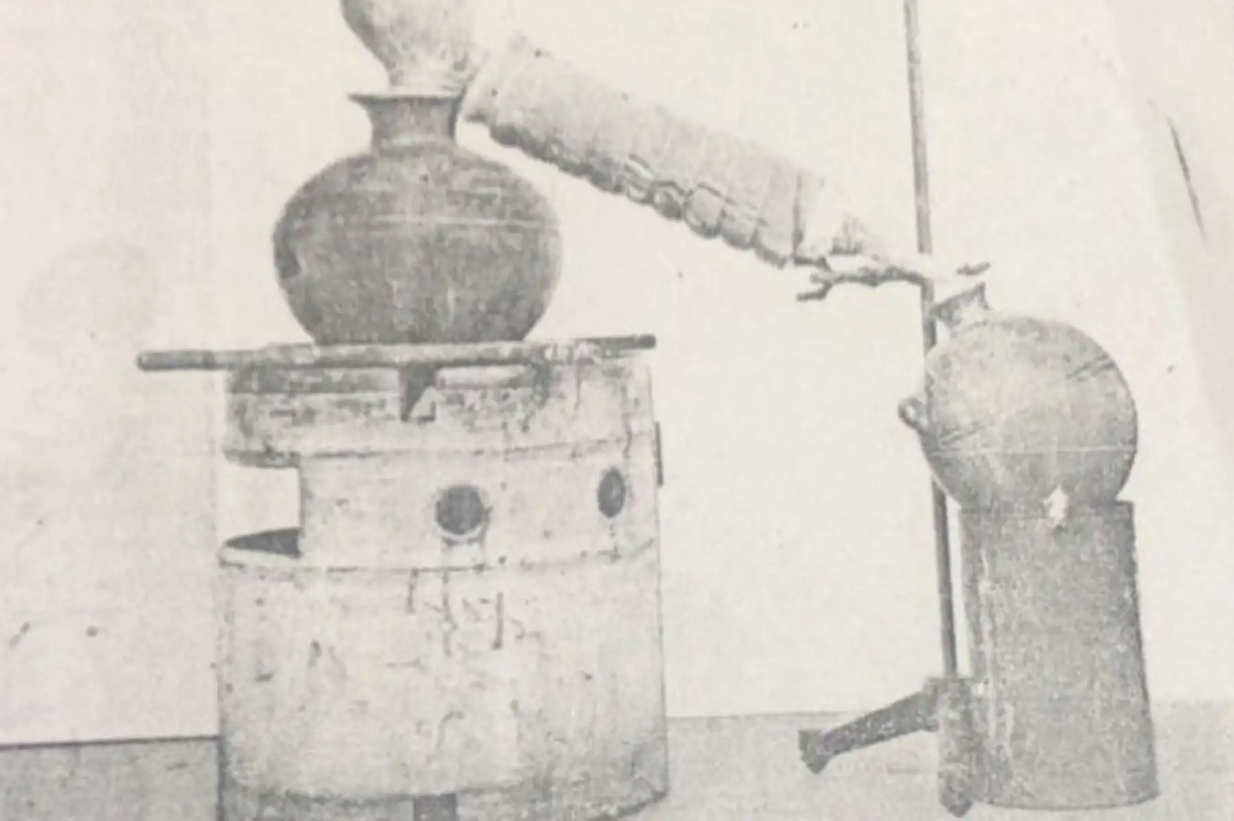 La falca para destilar aguardiente de pisco es muy similar al alambique que hasta la actualidad emplean en Creta para la producción del raki. Cortesía: Carlos Arturo Mejía.