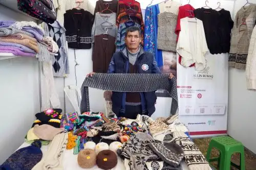 Wilmer Chanca Poma, presidente de la Asociación Allin Ruwaq, exhibe uno de sus trabajos en la Expo Perú Los Andes 2026. Foto: Cortesía Genry Bautista.