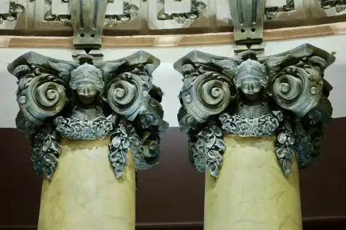 Foto: Columnas del hemiciclo