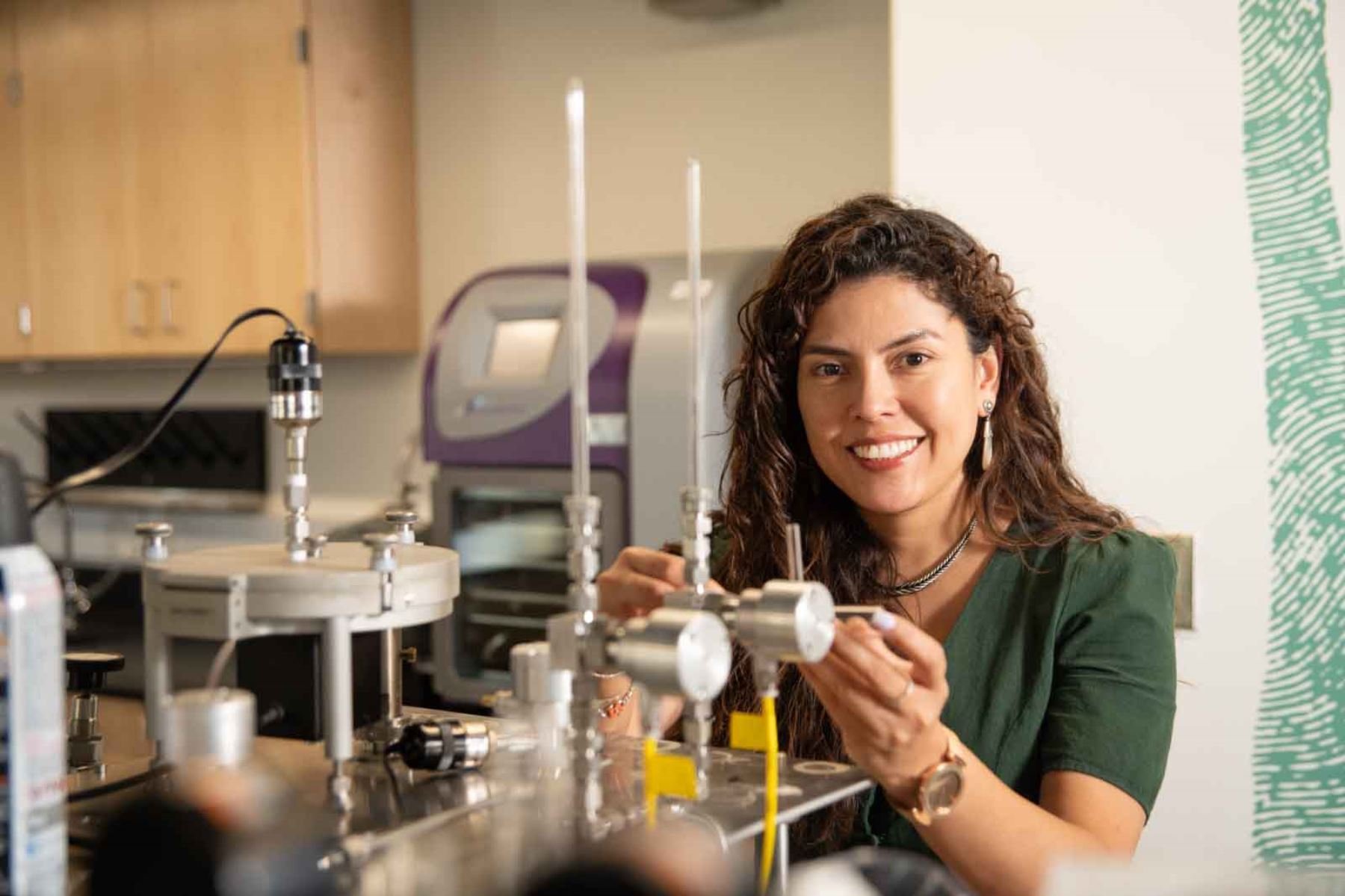 La paleobióloga peruana Julia Tejada con un espectrómetro de masas en laboratorio del California Institute of Technology, un instrumento utilizado para medir los isótopos que estudia. Foto: Lance Hayashida @Caltech La paleobióloga peruana Julia Tejada con un espectrómetro de masas en laboratorio del California Institute of Technology, un instrumento utilizado para medir los isótopos que estudia. Foto: Lance Hayashida @Caltech