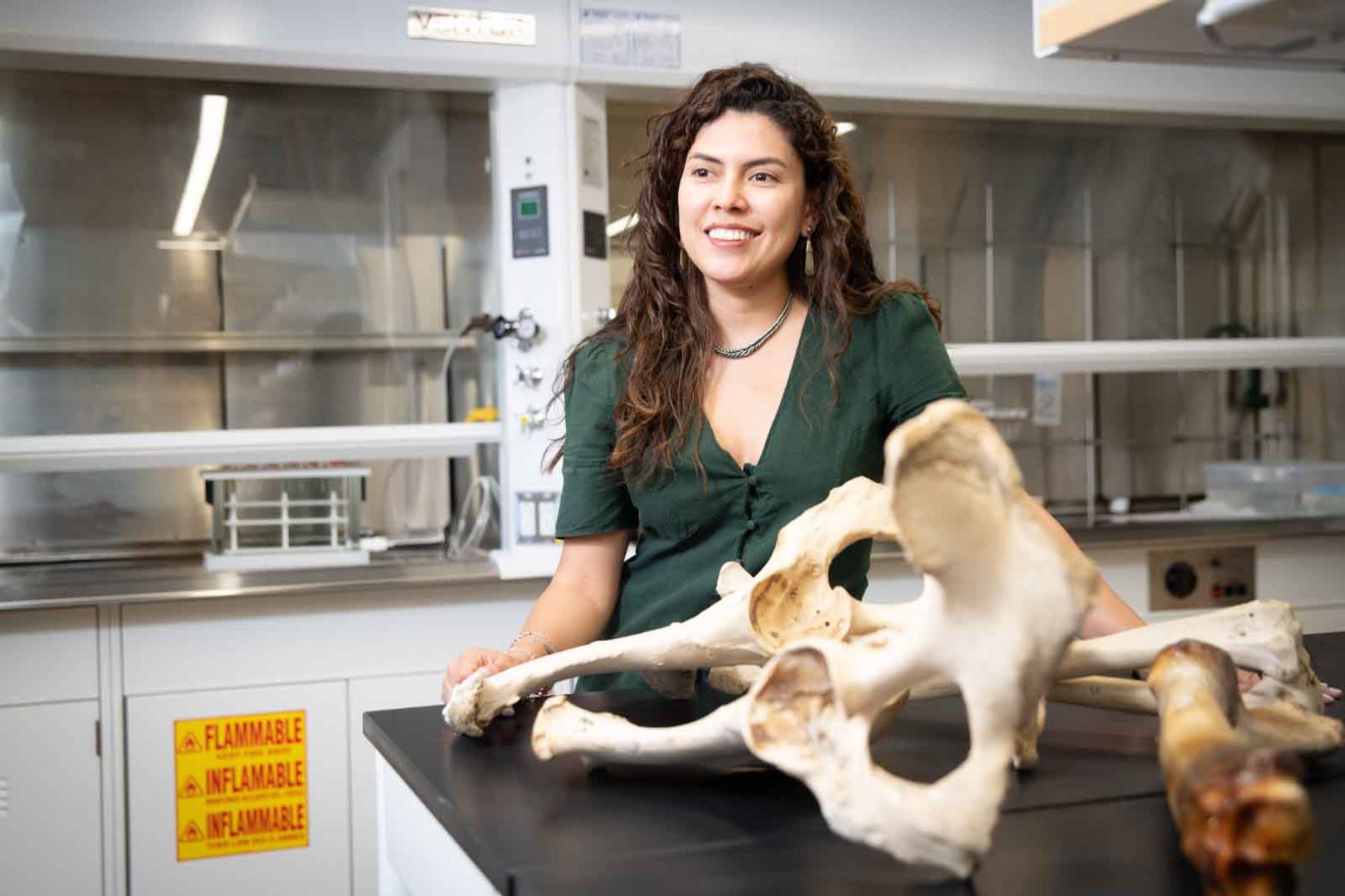 La paleobióloga peruana Julia Tejada en laboratorio del California Institute of Technology, Estados Unidos. Foto: Lance Hayashida @Caltech La paleobióloga peruana Julia Tejada en laboratorio del California Institute of Technology, Estados Unidos. Foto: Lance Hayashida @Caltech