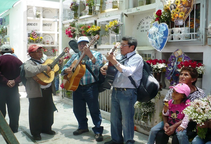 Día de Todos los Santos: Actividades Conmemorativas en los Cementerios