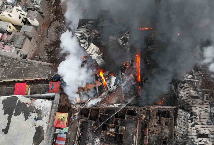 Incendio en el Centro de Lima: estructuras colapsan y bomberos siguen intentando controlar el fuego 