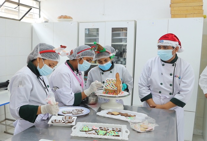 CETPRO: Alumnos presentan sus productos de panadería y pastelería navideña