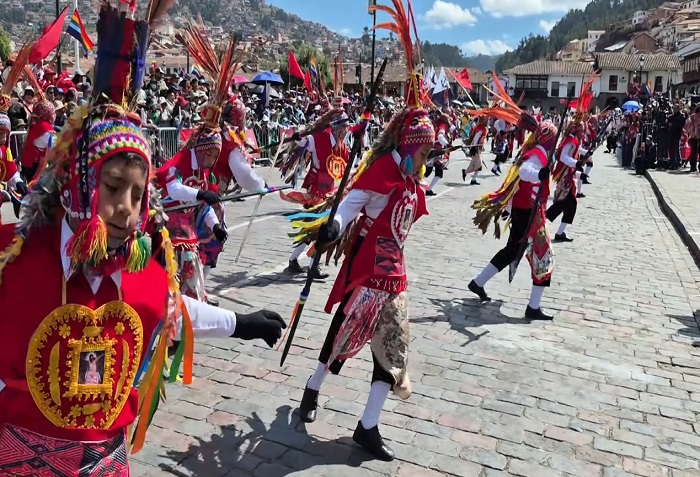 Cusco celebra su mes jubilar: Más de 50 instituciones educativas llenan de color la Plaza Mayor