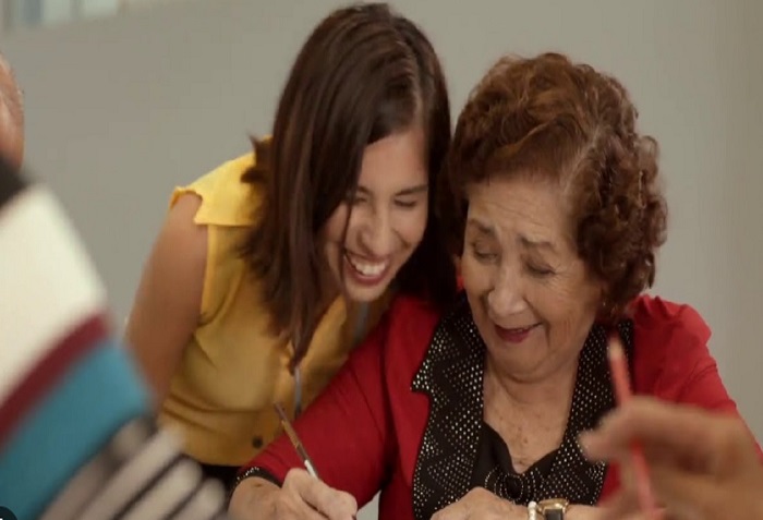 Andina al día - En el dia del maestro, reconocen a docente de adultos mayores 