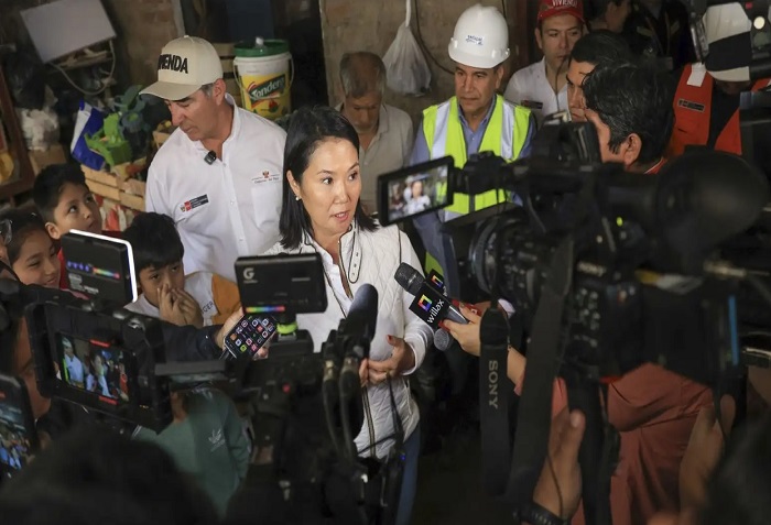 Presidenta Keiko Fujimori recorre zonas afectadas en Chorrillos
