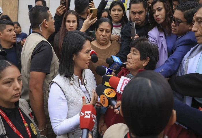 Presidenta Keiko Fujimori recorre colegios afectados en Villa El Salvador