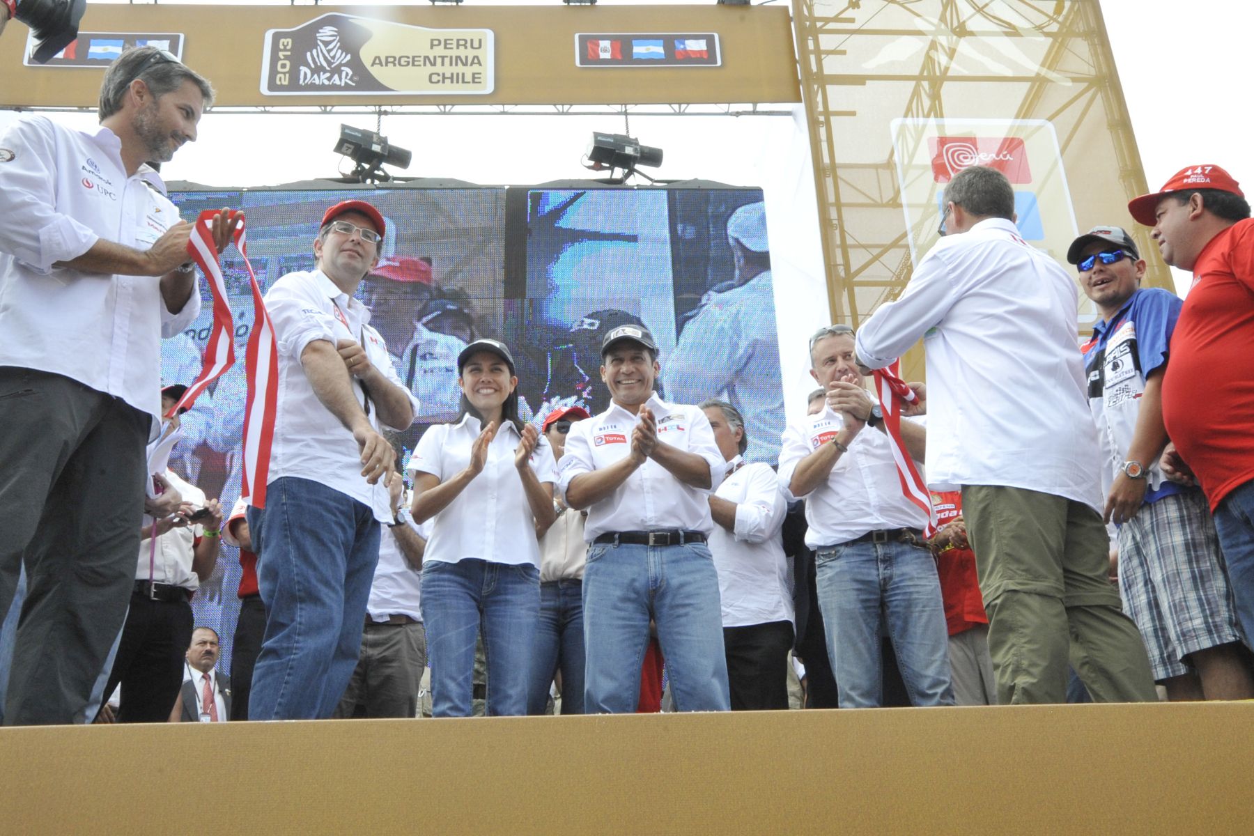 LIMA,PERU-ENERO 02. Jefe de Estado Ollanta Humala Tasso; participó en apertura del Village Dakar y visitó a equipo peruano de corredores que competirán en el Rally Dakar 2013.
Foto Andina/Prensa Presidencia